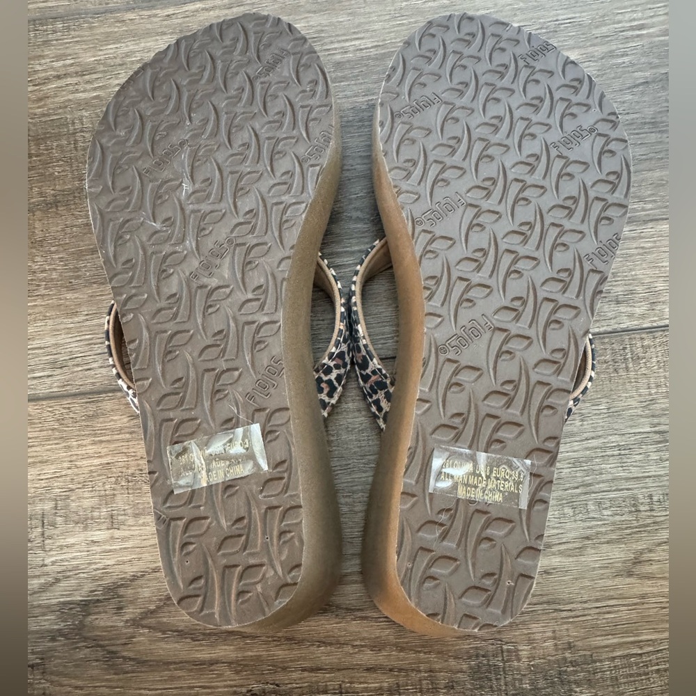 NWOT Flojos Tan Sandals with Animal Print Straps - Picture 3 of 3
